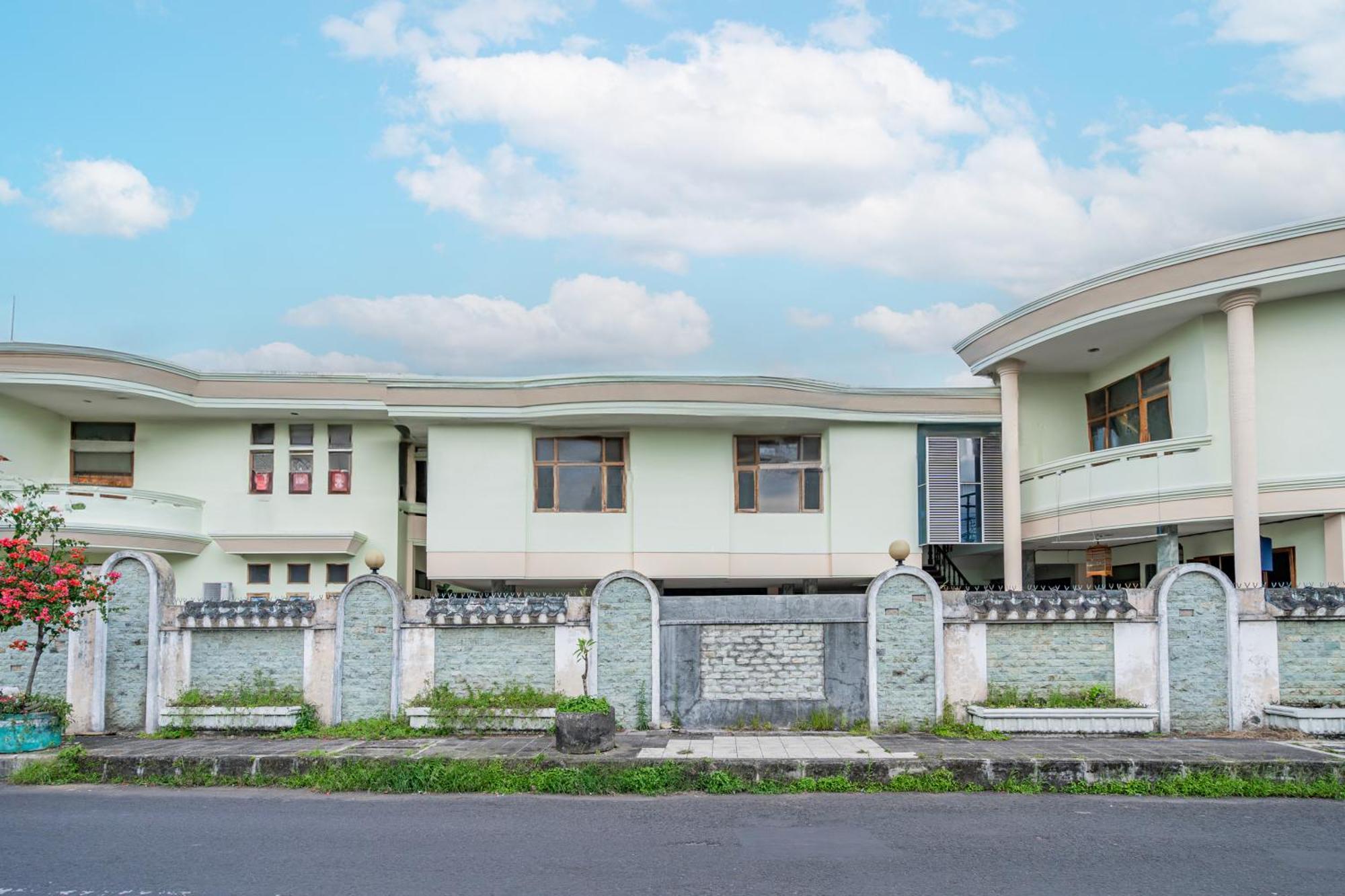 Collection O Tasikmalaya Near Stadium Wiradadaha Formerly Hotel Abadi Екстериор снимка