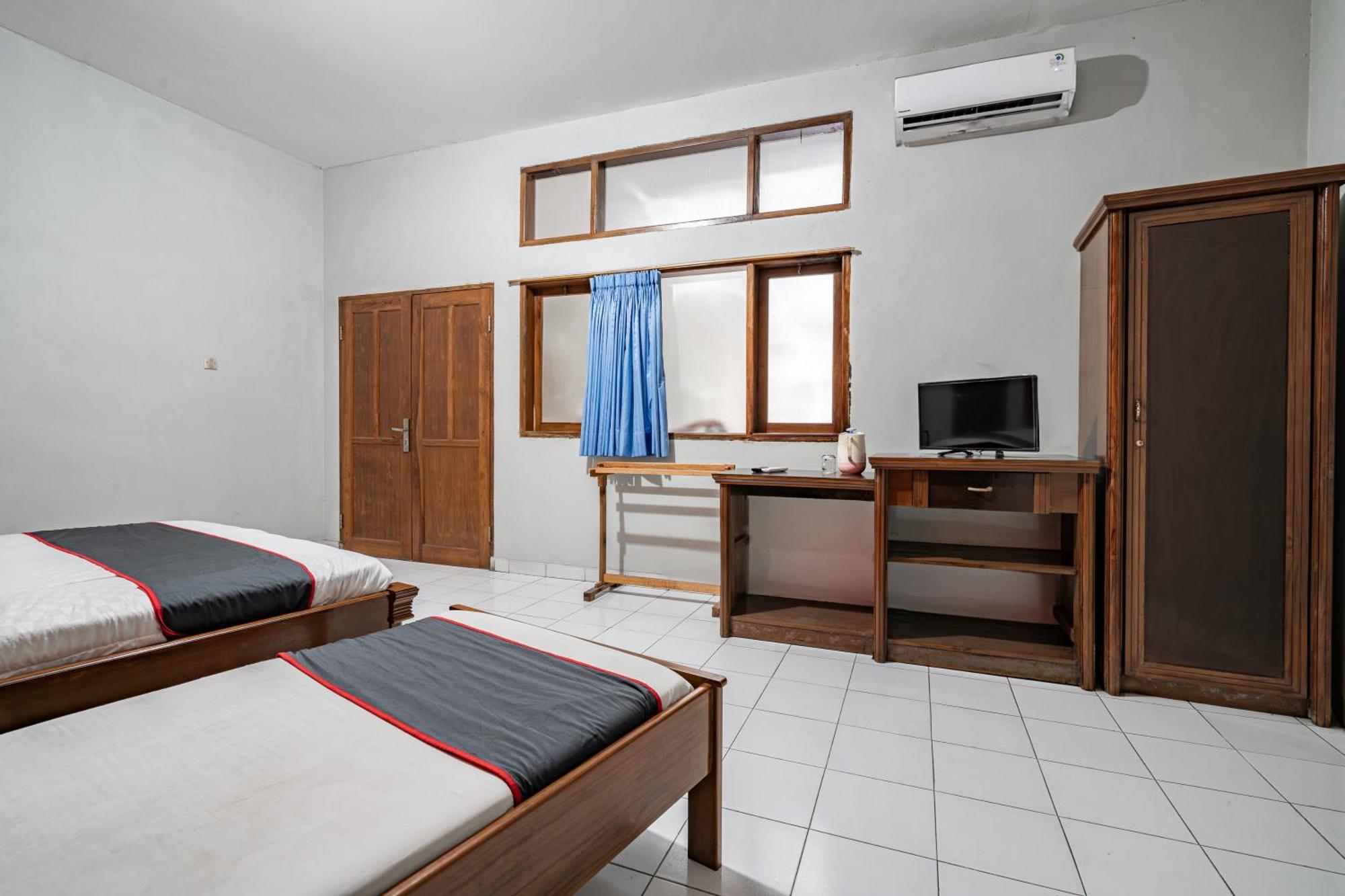Collection O Tasikmalaya Near Stadium Wiradadaha Formerly Hotel Abadi Екстериор снимка