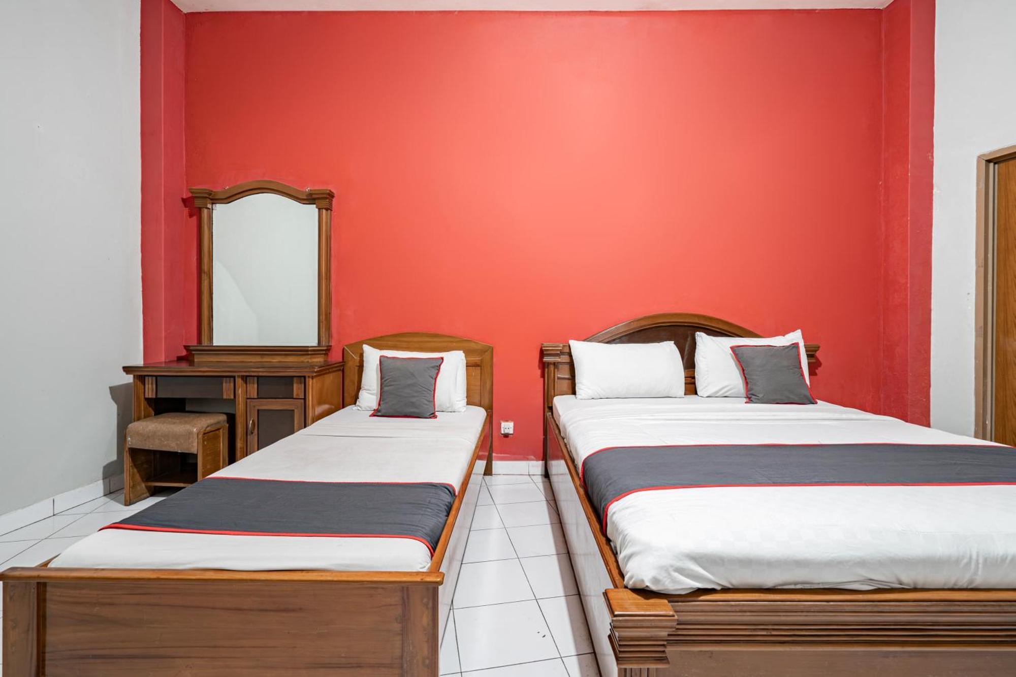 Collection O Tasikmalaya Near Stadium Wiradadaha Formerly Hotel Abadi Екстериор снимка